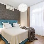 Апартаменты Charming Retreat In The Heart Of *