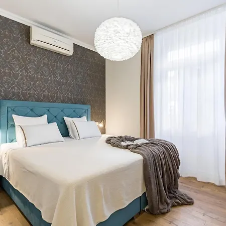 Апартаменти Charming Retreat In The Heart Of *