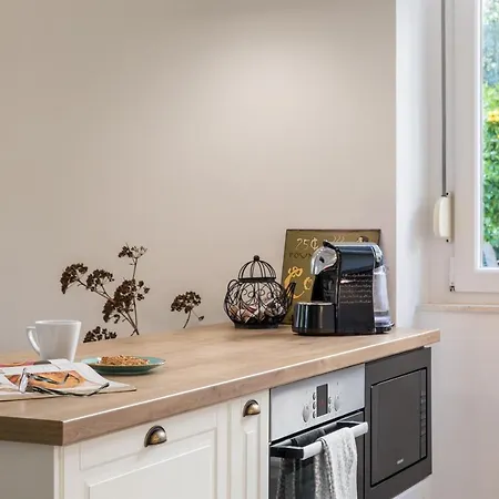 Апартаменти Charming Retreat In The Heart Of *