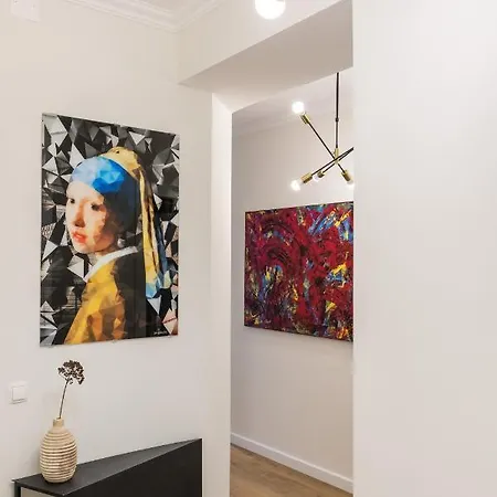 Charming Retreat In The Heart Of Апартаменти