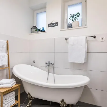 Charming Retreat In The Heart Of