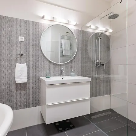 Apartment Charming Retreat In The Heart Of