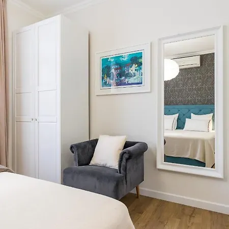Charming Retreat In The Heart Of